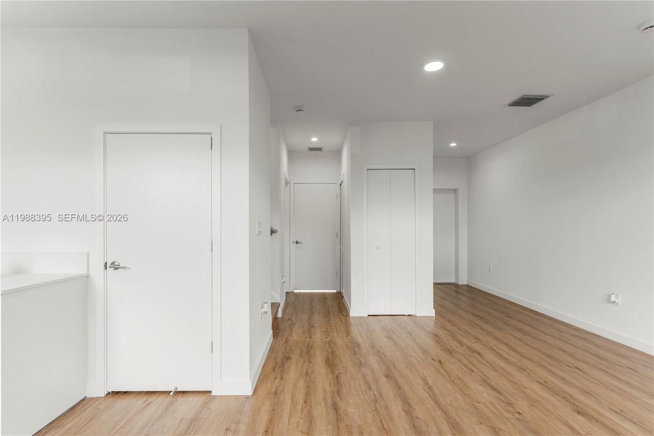 409 Southwest 1st Street #1 - Photo 4 of 28