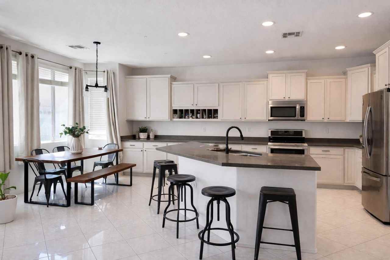 14515 W Lisbon Ln - Photo 2 of 15