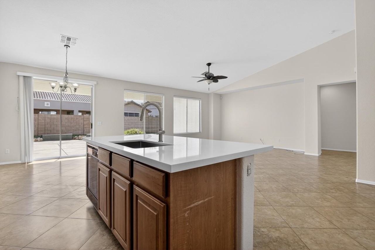 18711 E Raven Dr - Photo 7 of 44