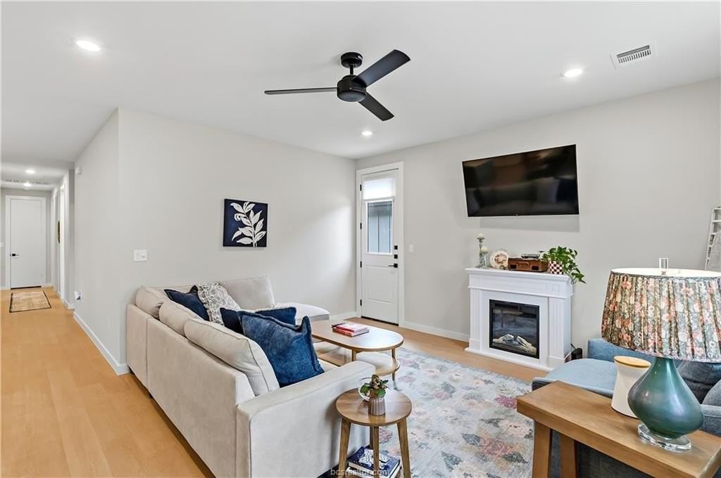 1407 Conner St - Photo 4 of 22