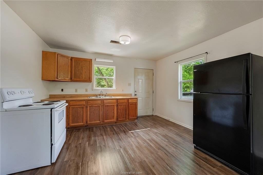 400 Robertson St - Photo 4 of 9