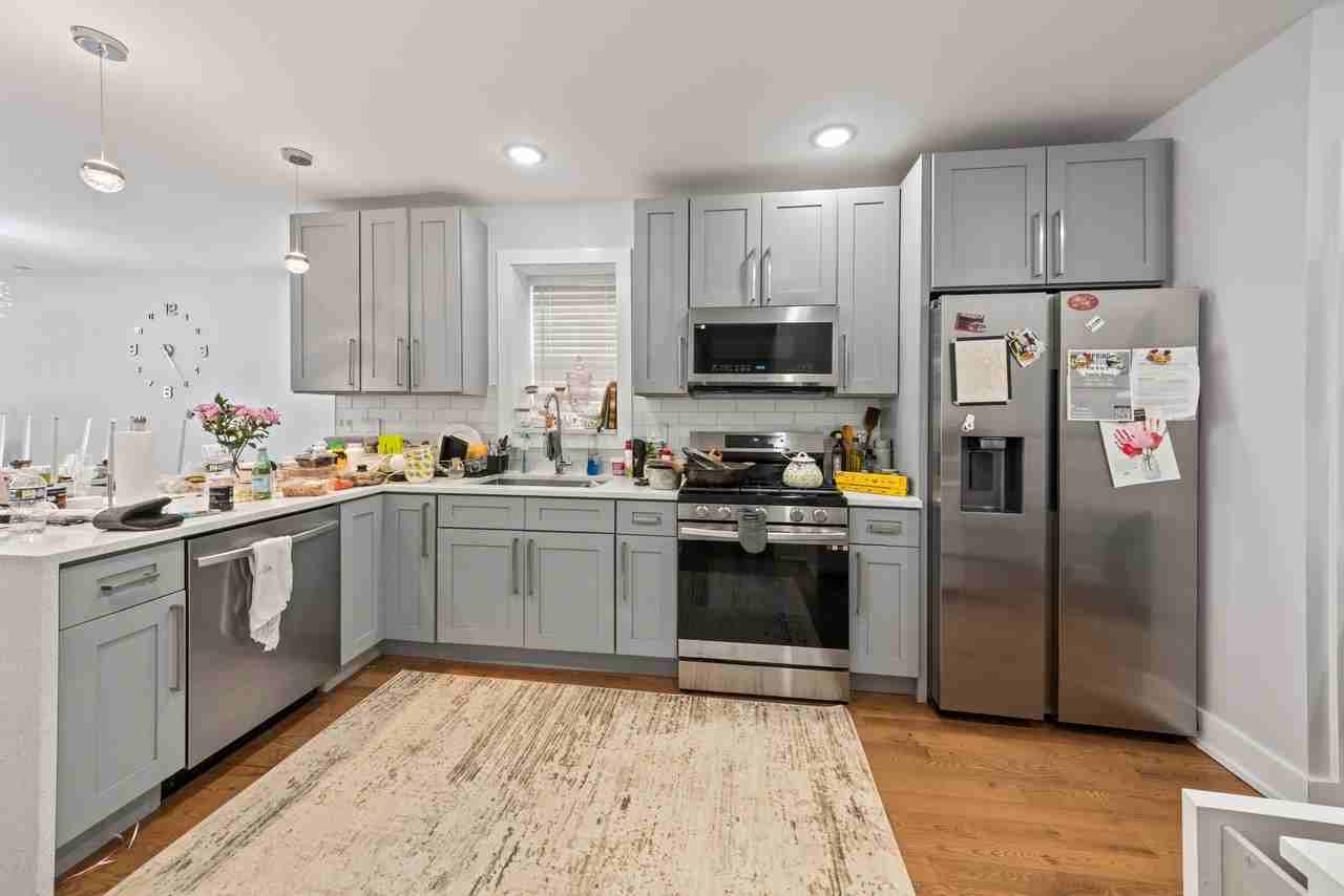 2550 W Balmoral Ave #1 - Photo 2 of 13