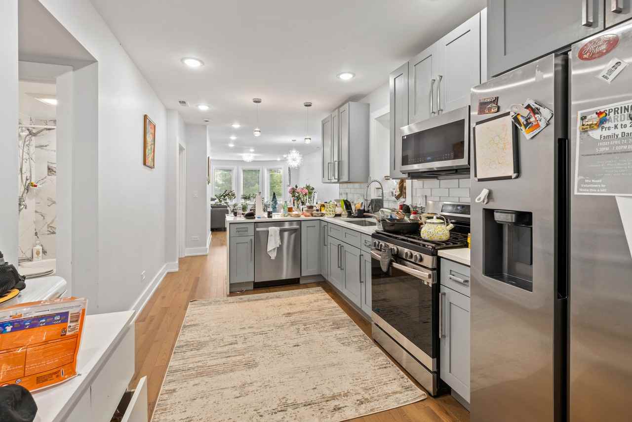 2550 W Balmoral Ave #1 - Photo 3 of 13