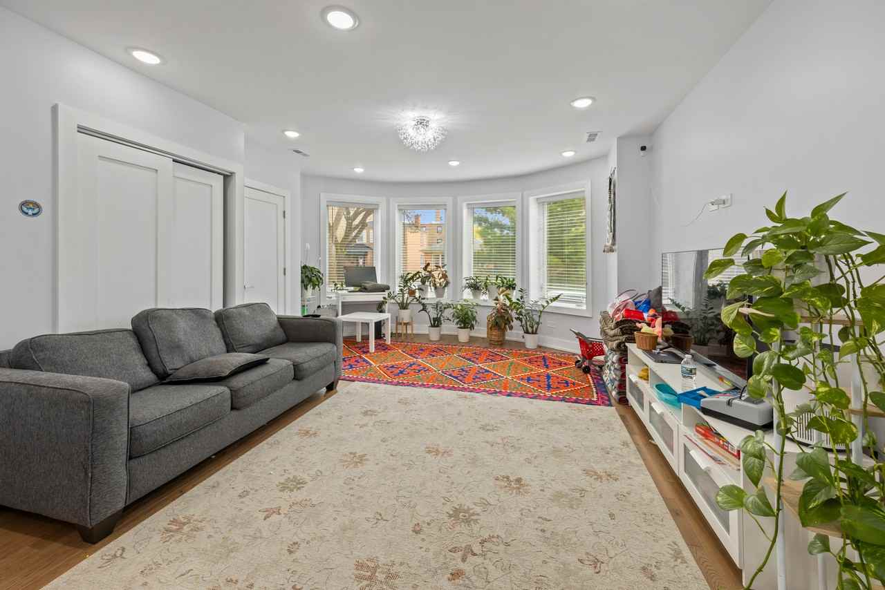 2550 W Balmoral Ave #1 - Photo 5 of 13