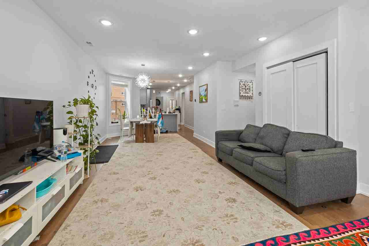 2550 W Balmoral Ave #1 - Photo 6 of 13