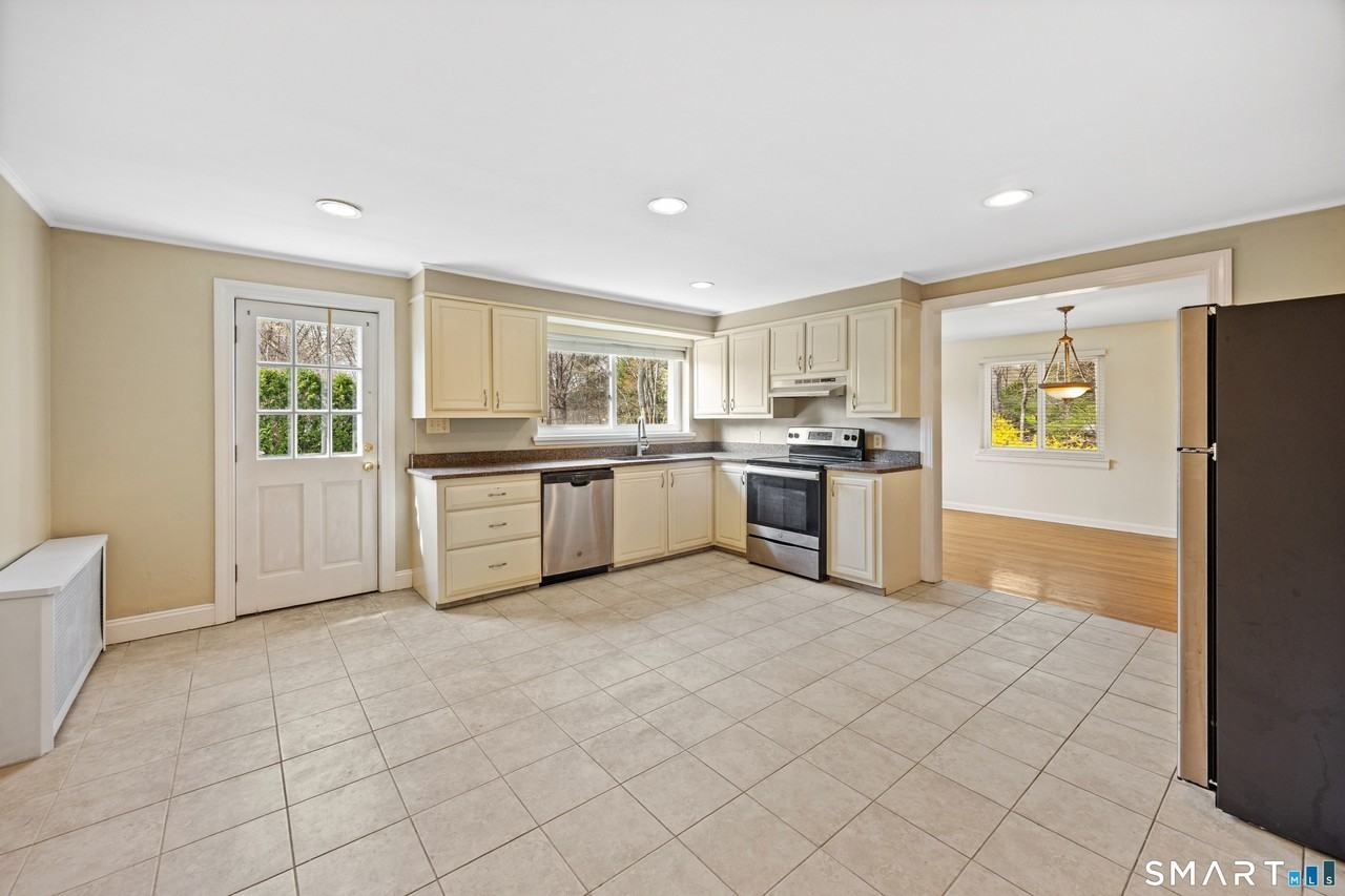 83 Jill Ln - Photo 4 of 28