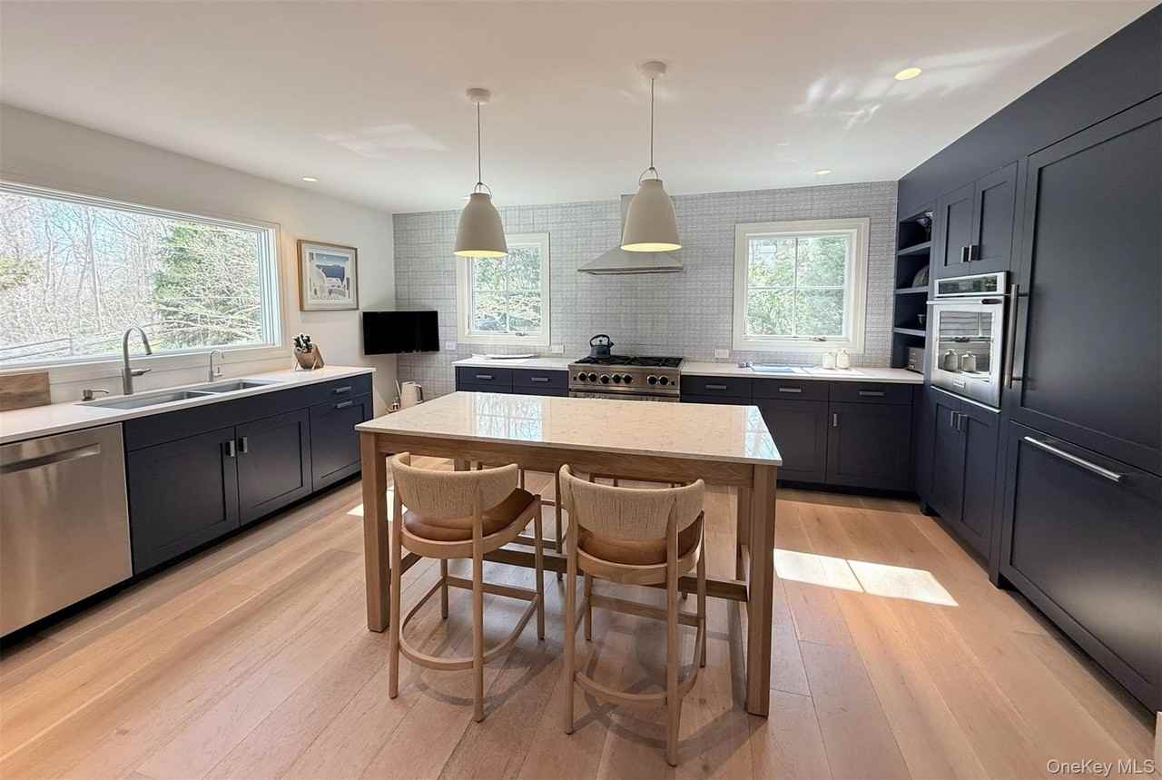 323 Division St - Photo 3 of 18