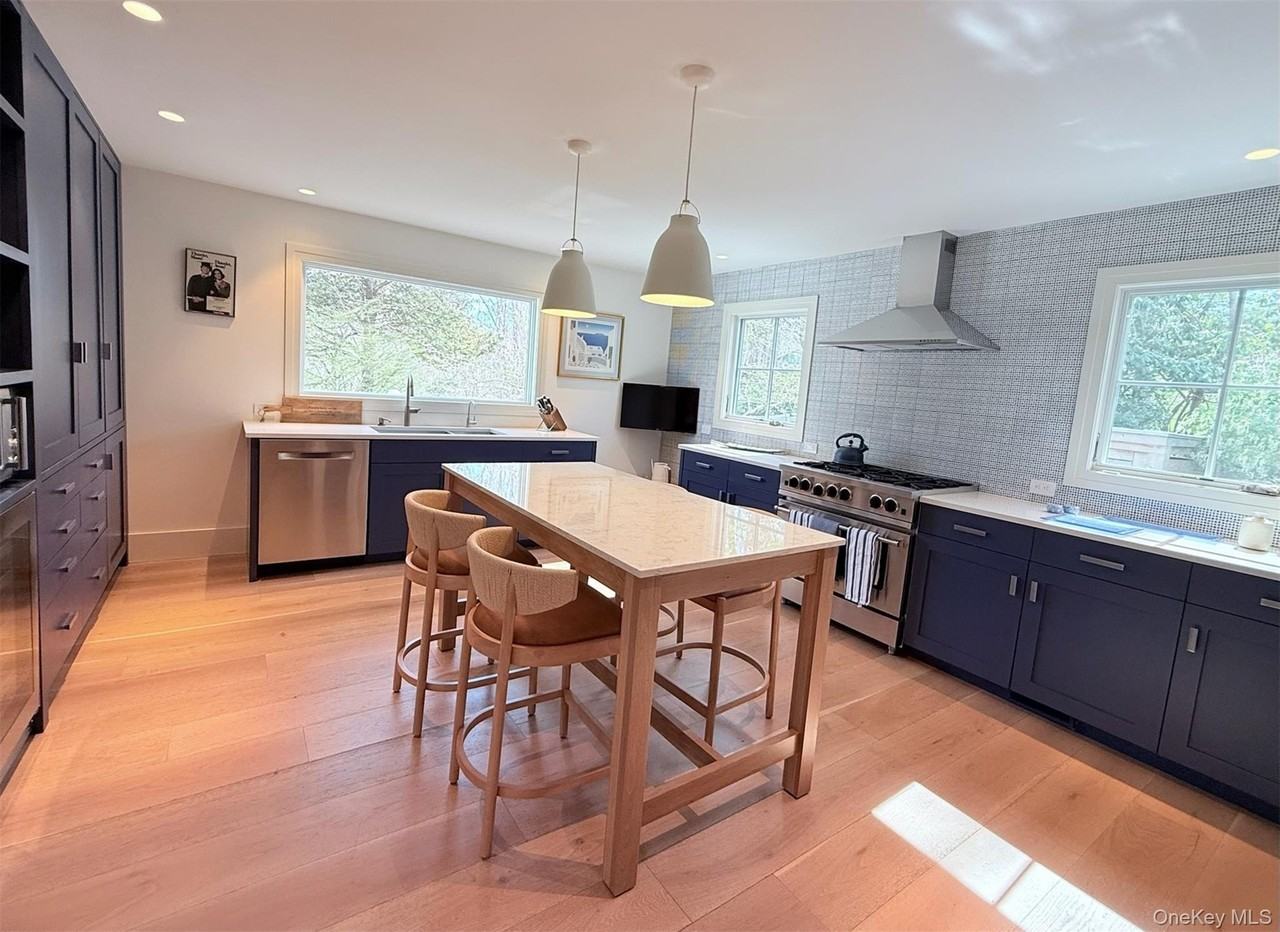 323 Division St - Photo 4 of 18