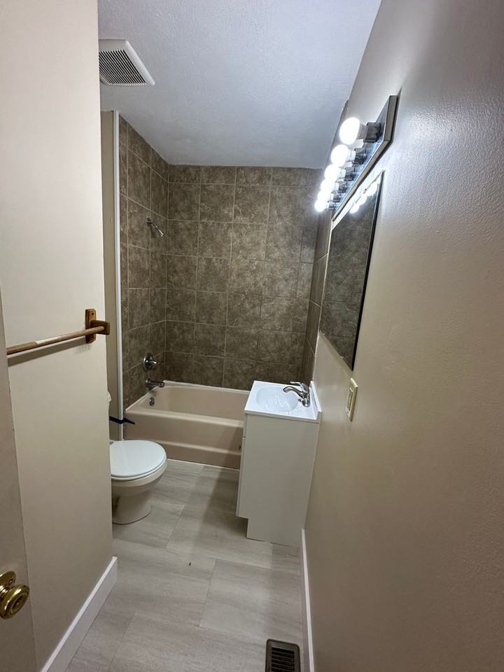 518 E 4th St - Photo 5 of 12