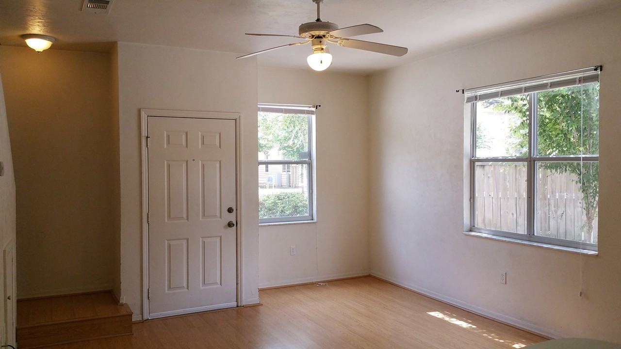 1710 Nw 7th St #401 - Photo 4 of 13