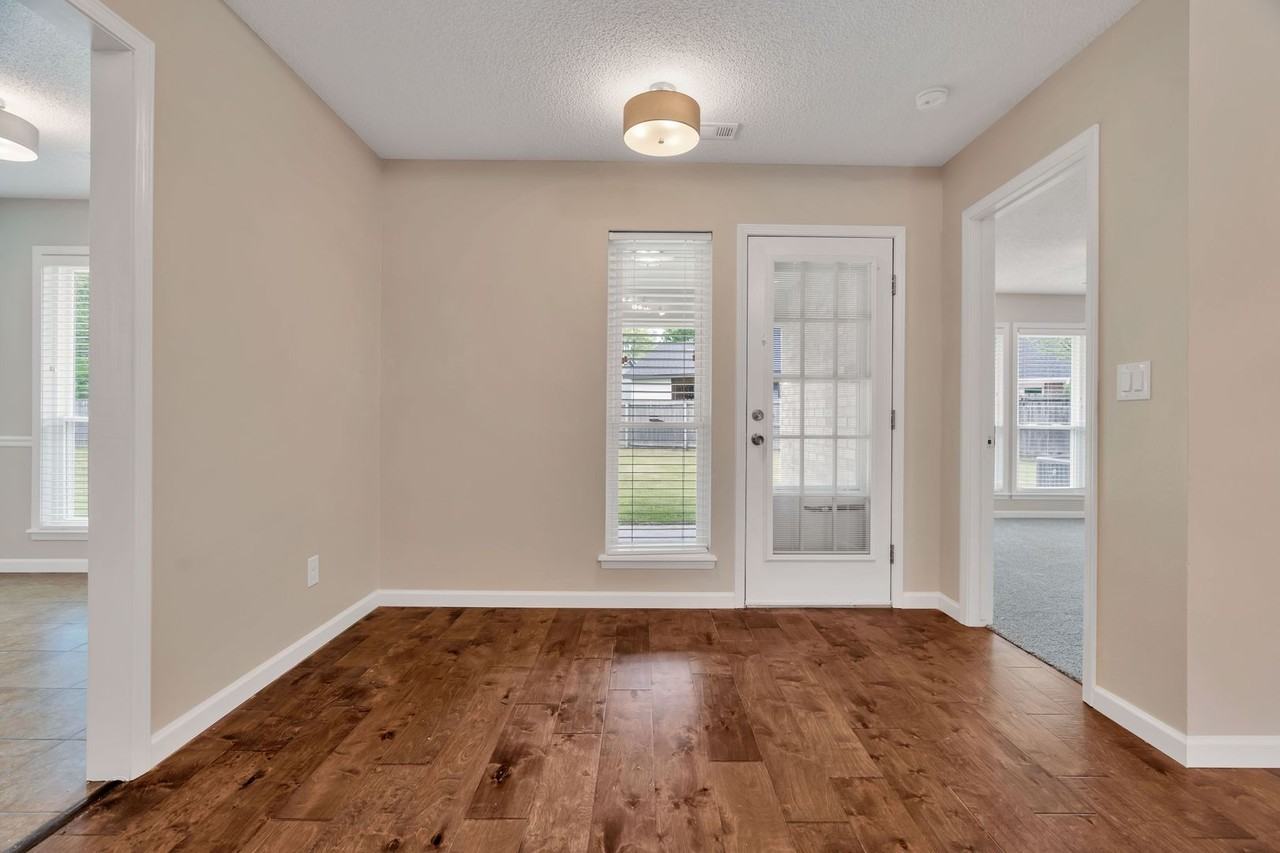 1517 E Devonshire Pl - Photo 7 of 24