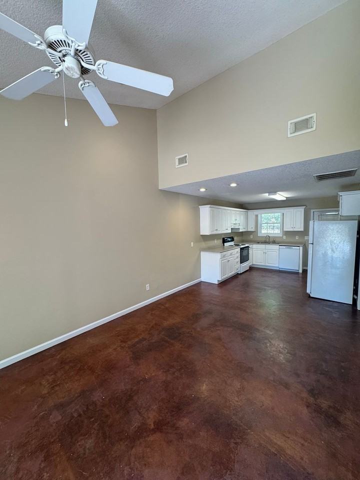 217 Broad St - Photo 3 of 12