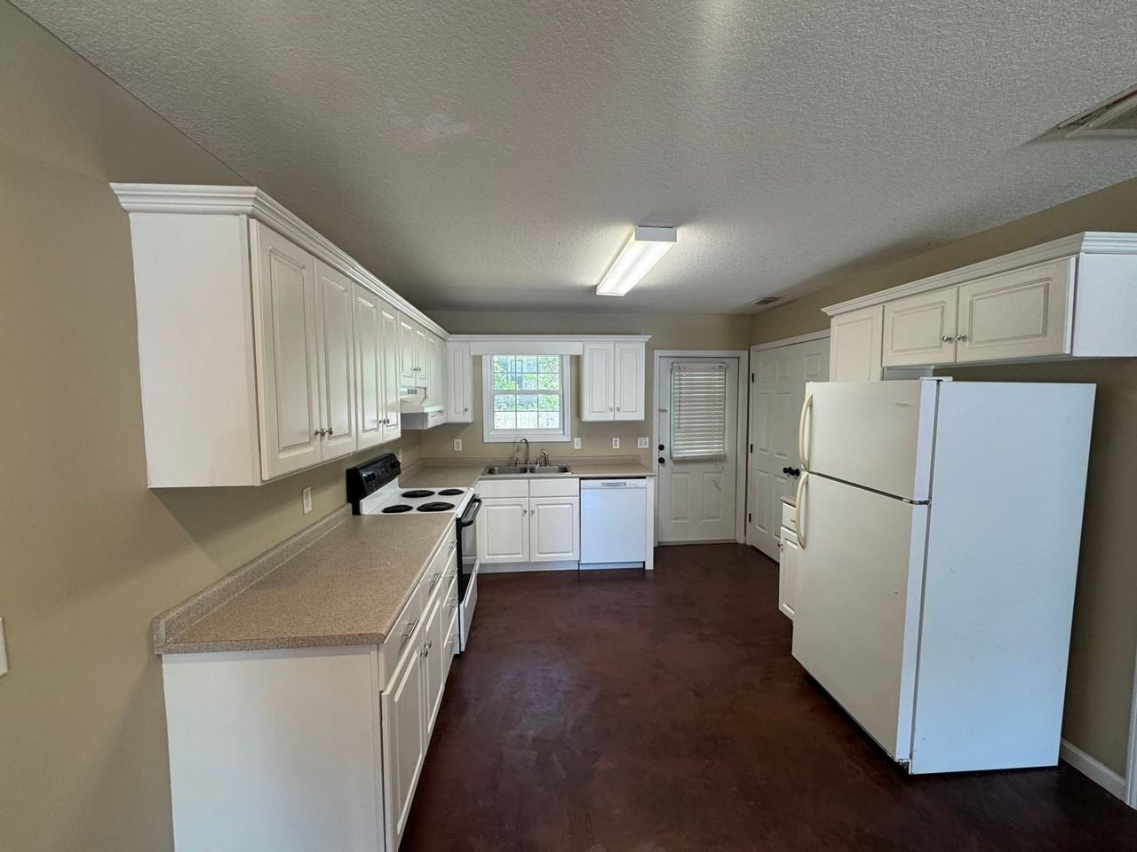 217 Broad St - Photo 5 of 12