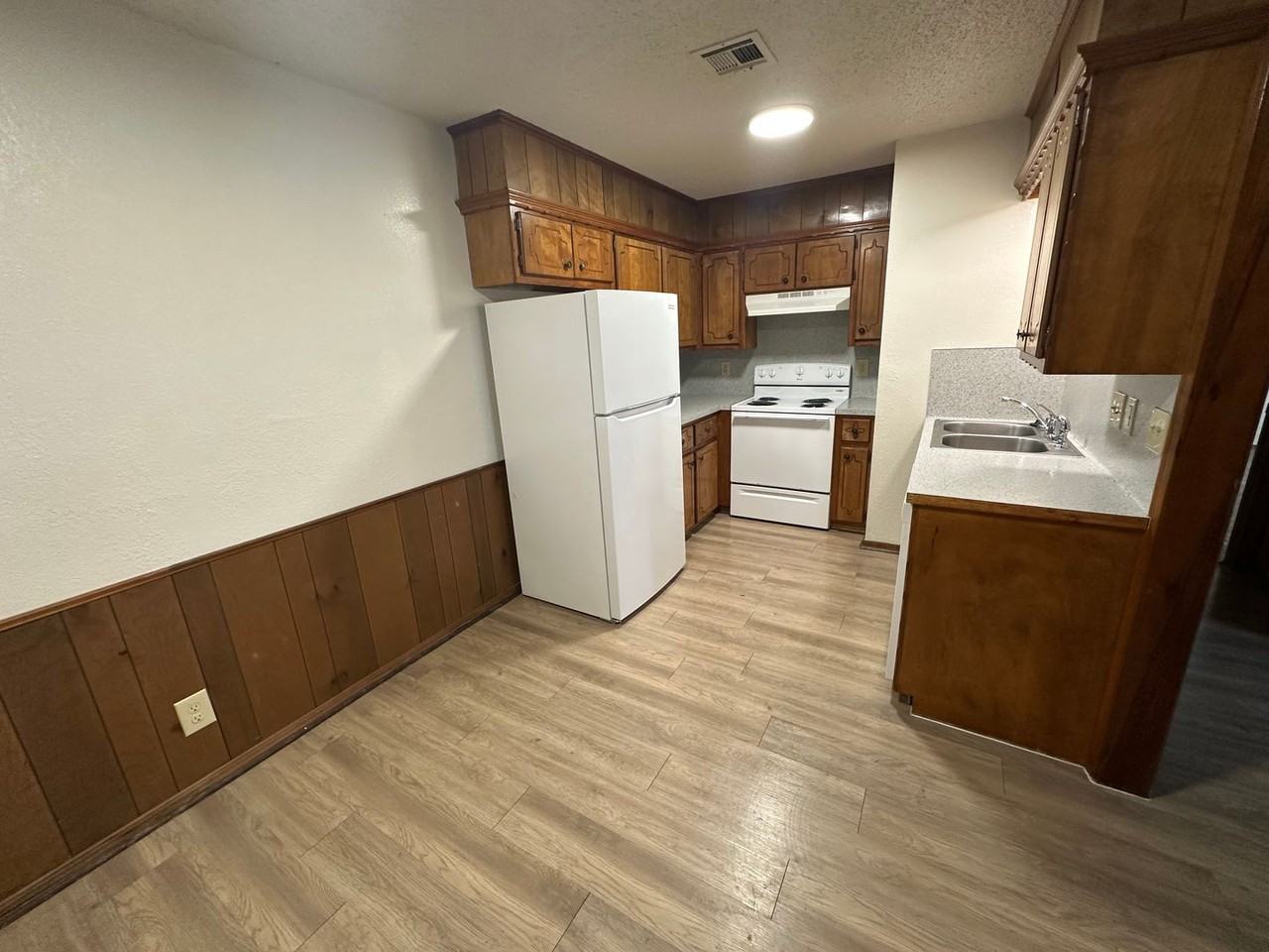 621 E 13th St - Photo 6 of 9