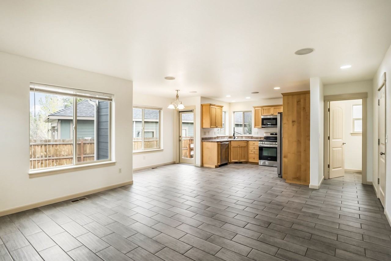 60960 Miles Ct - Photo 3 of 19