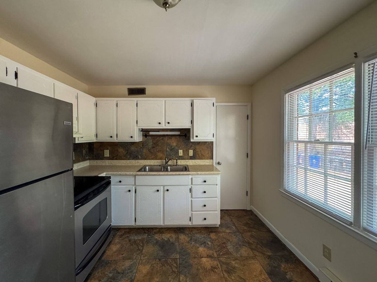 1110 W Rowan St - Photo 6 of 15