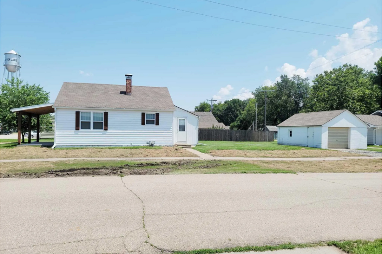 321 W Railroad St - Photo 2 of 14