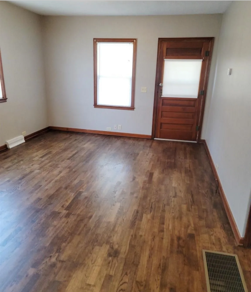 321 W Railroad St - Photo 3 of 14