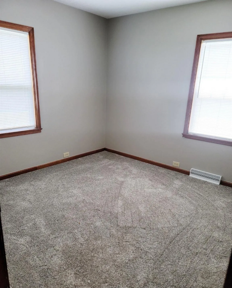 321 W Railroad St - Photo 7 of 14