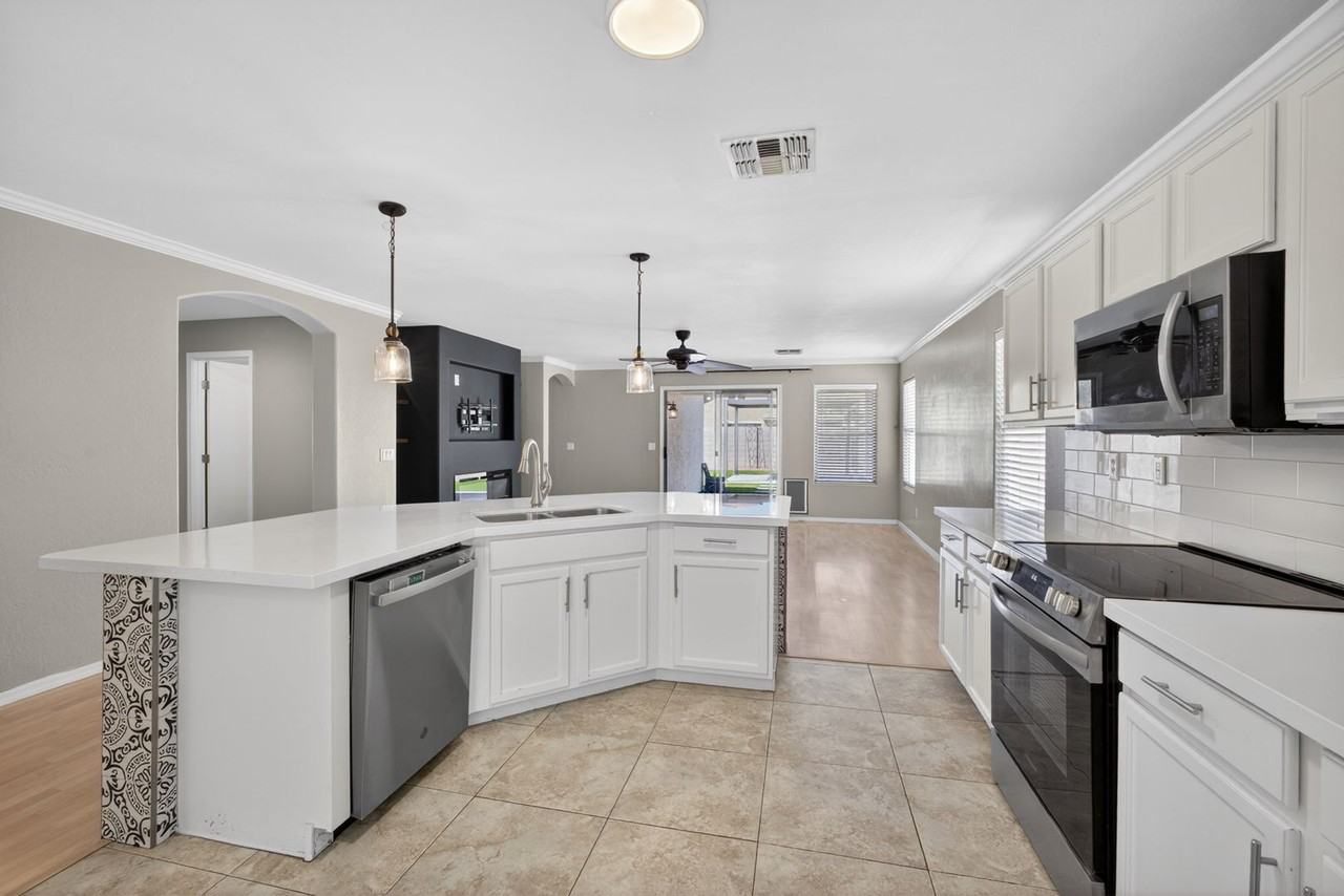 1944 E Aloe Pl - Photo 2 of 46