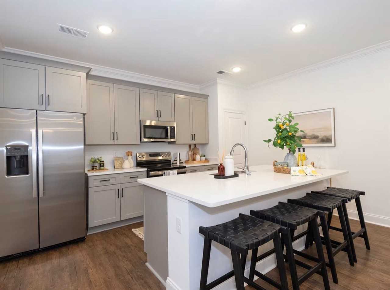 291 King St - Photo 2 of 8