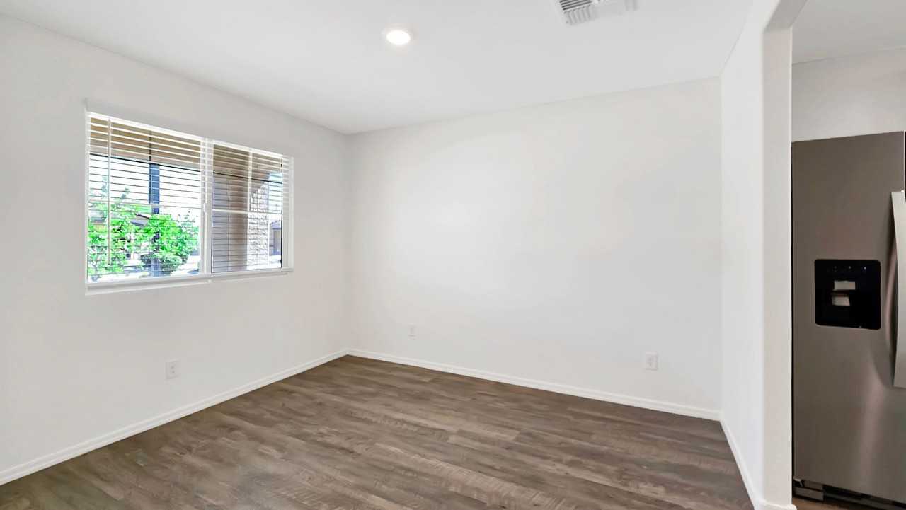 25752 W Samantha Way - Photo 4 of 26