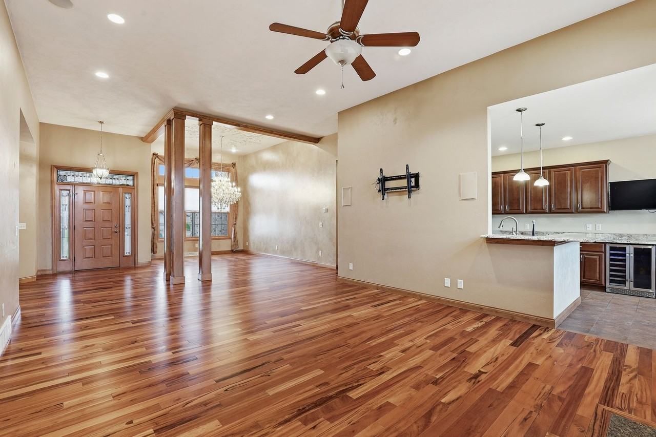 1892 N Sunrise Ln - Photo 3 of 28