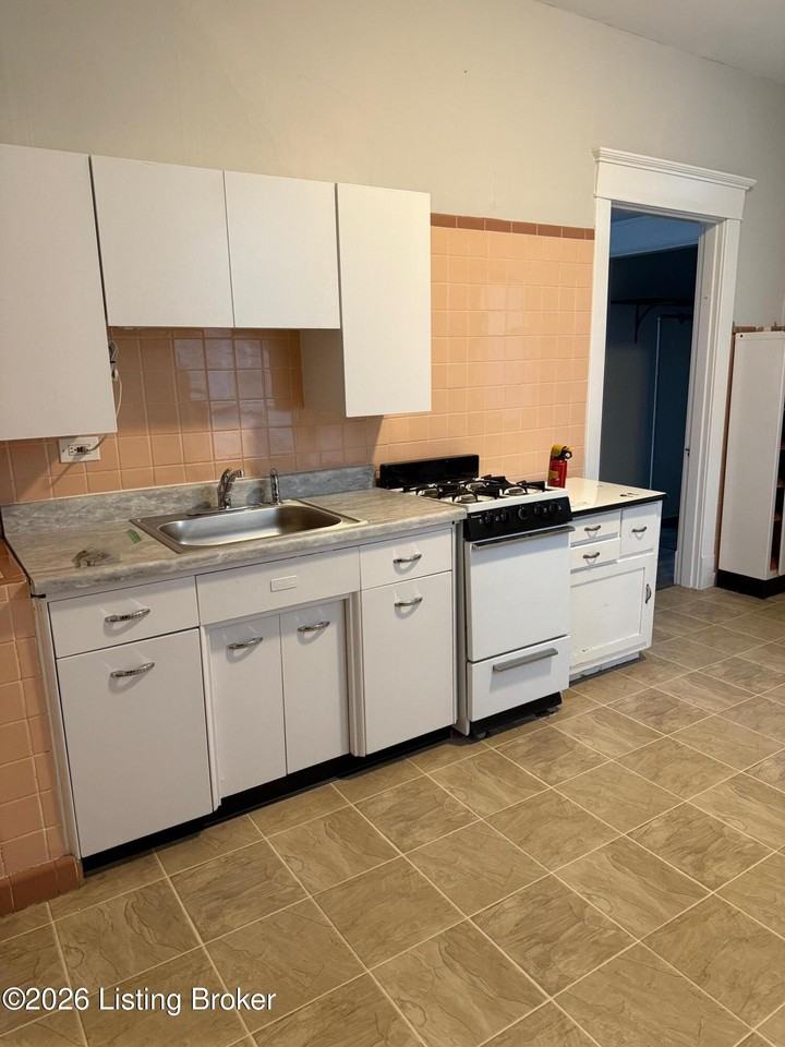 1002 Charles St - Photo 7 of 13