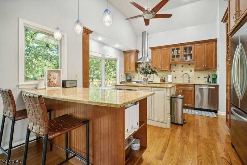 195 Chaucer Dr - Photo 5 of 30