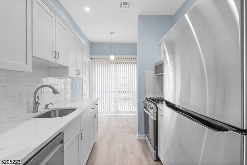 420 Bloomfield Ave Apt 4 #4 - Photo 5 of 20