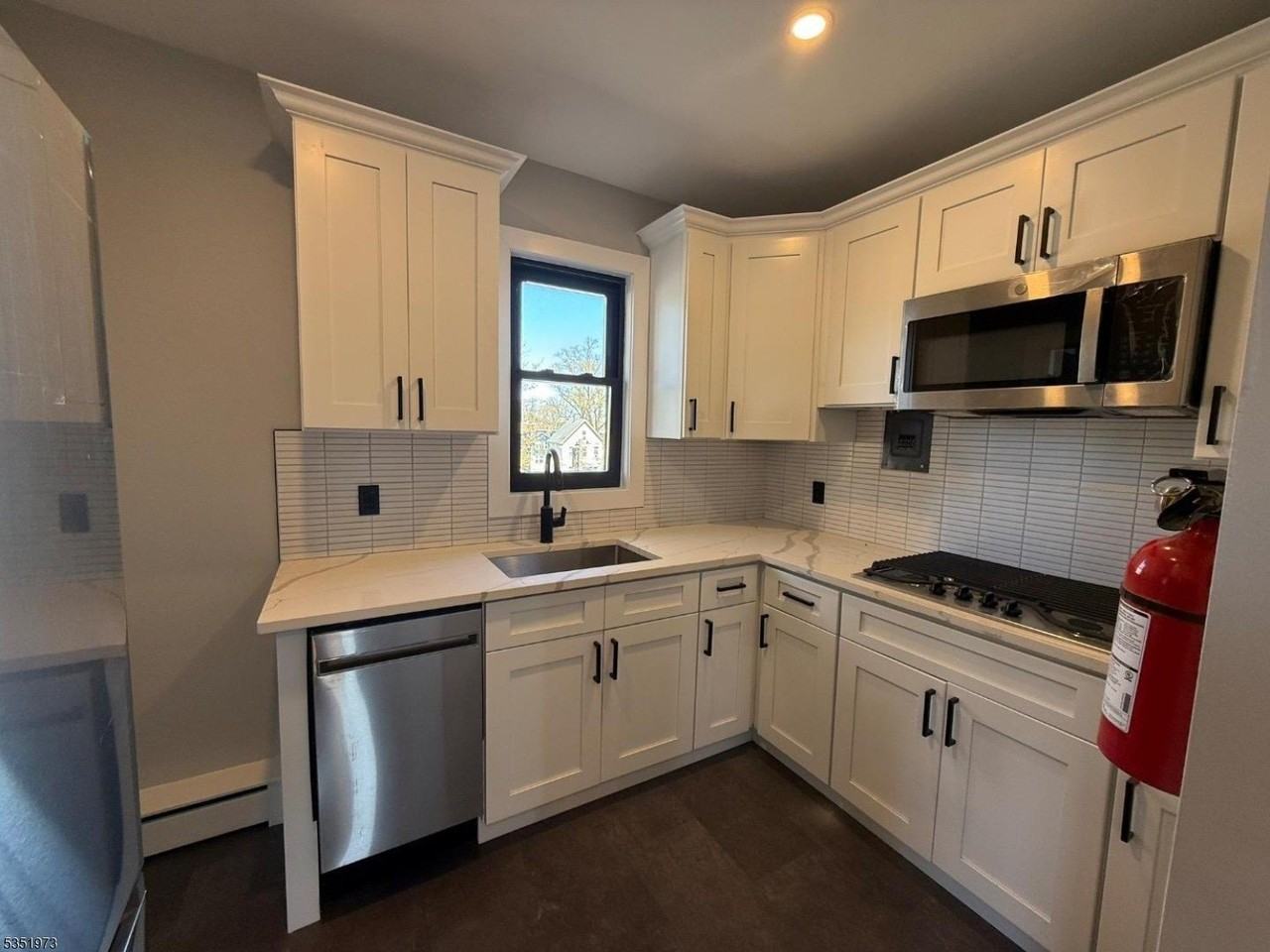 19 Abbotsford Ave - Photo 2 of 9