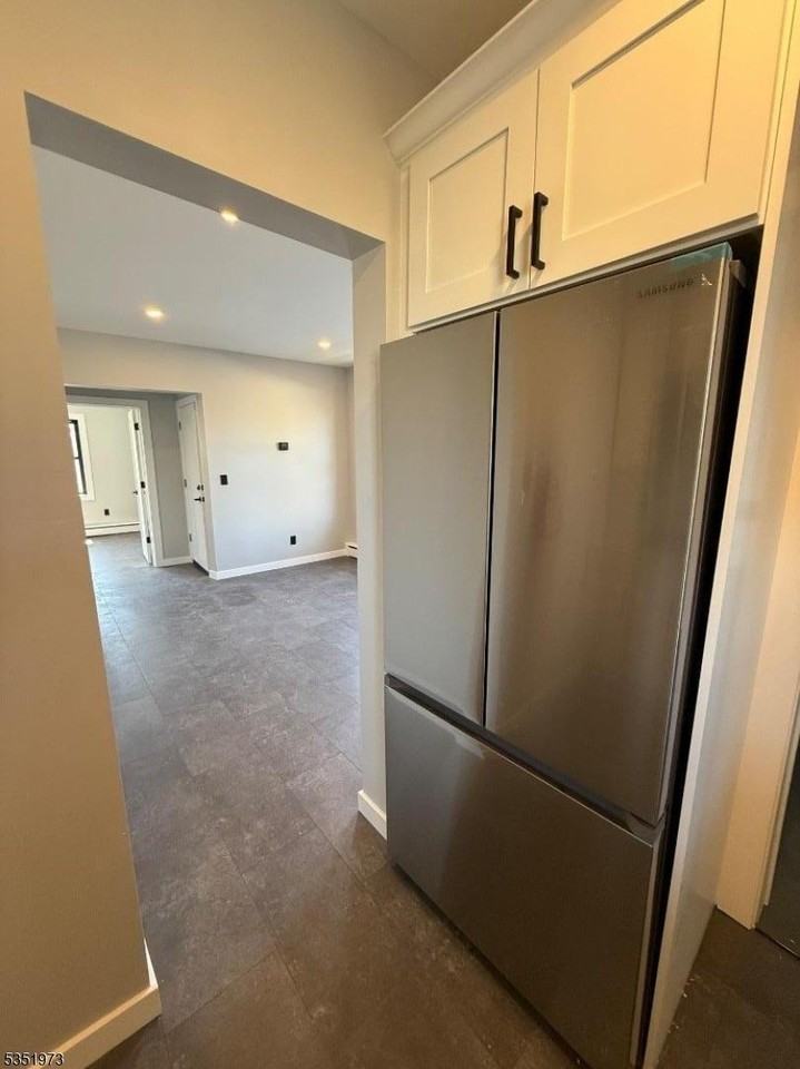 19 Abbotsford Ave - Photo 3 of 9