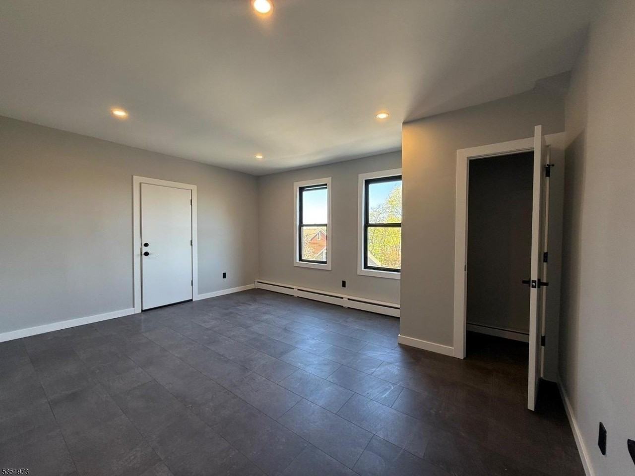 19 Abbotsford Ave - Photo 6 of 9