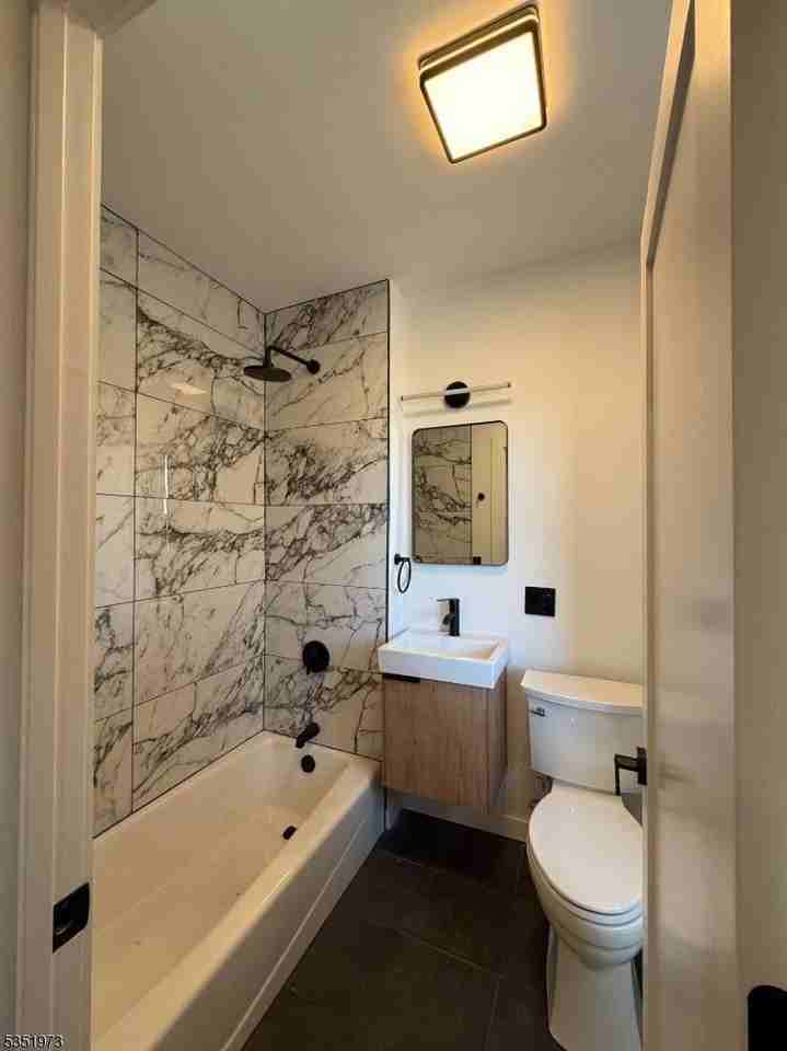 19 Abbotsford Ave - Photo 7 of 9