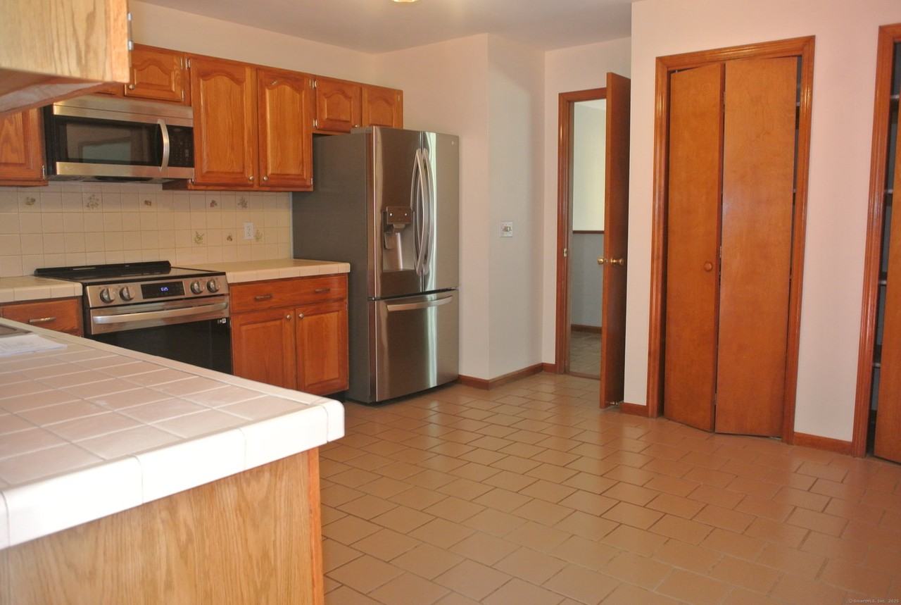 302 Westwood Rd - Photo 3 of 8