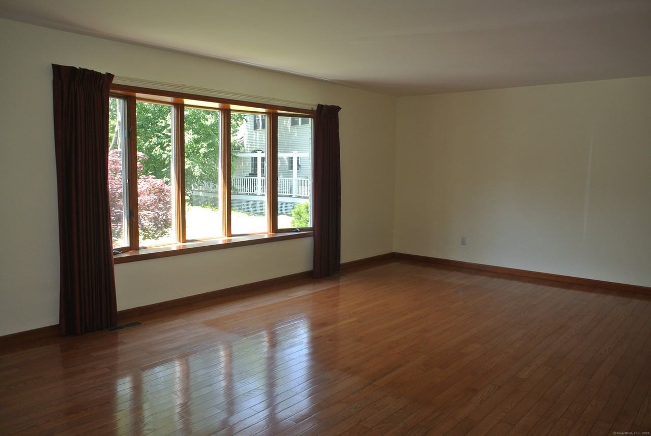 302 Westwood Rd - Photo 5 of 8