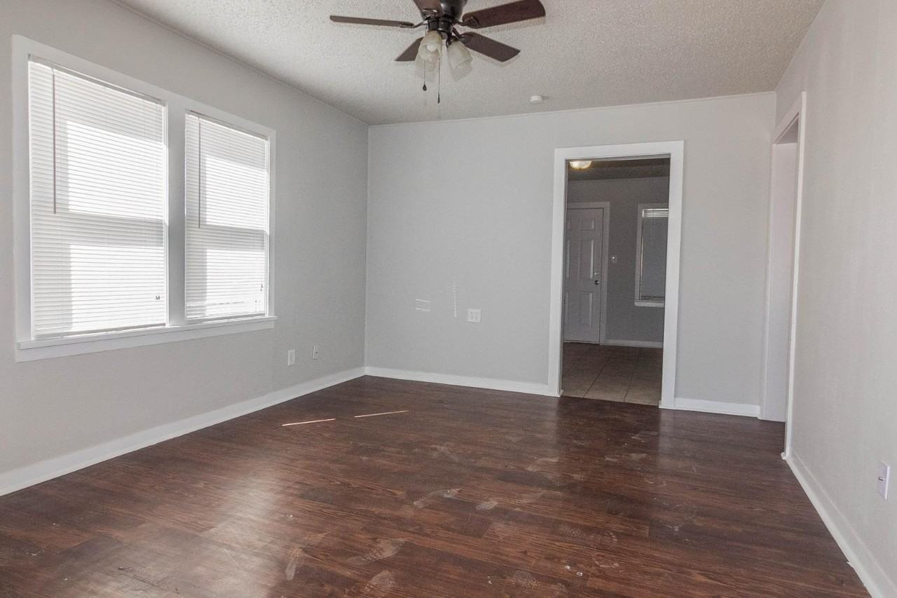 2426 26th St - Photo 3 of 9