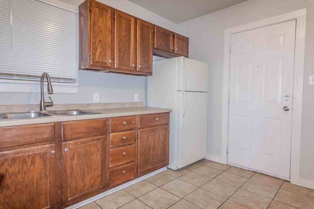 2426 26th St - Photo 4 of 9