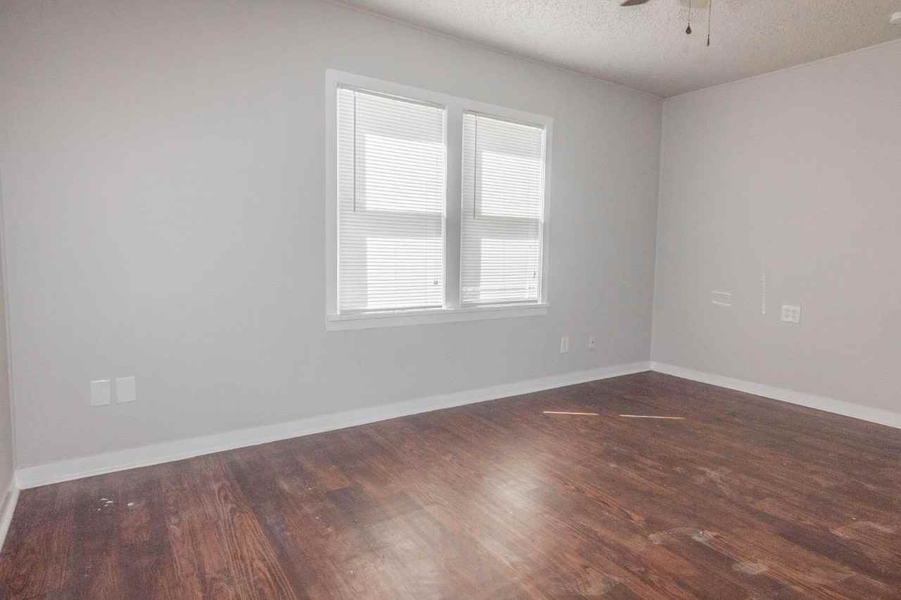 2426 26th St - Photo 6 of 9