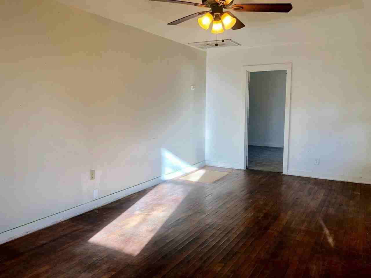 2612 27th St - Photo 2 of 6