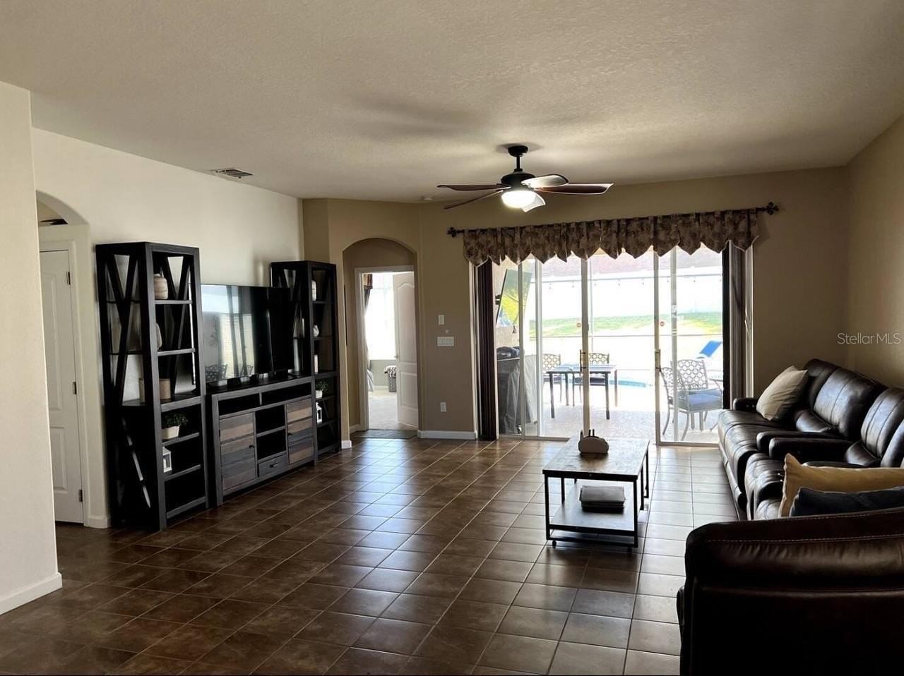 15727 Markham Dr - Photo 4 of 13