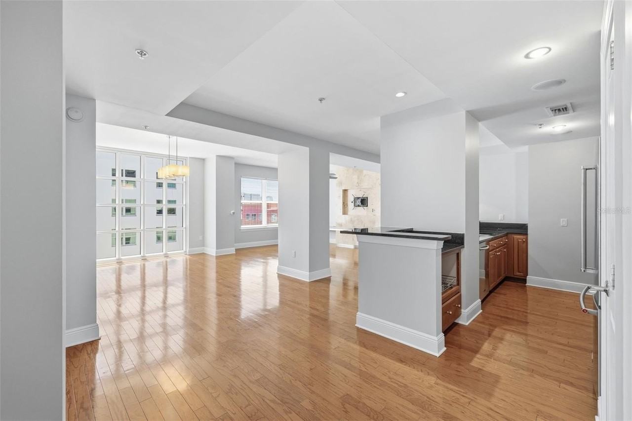 1227 E Madison St #902 - Photo 3 of 40