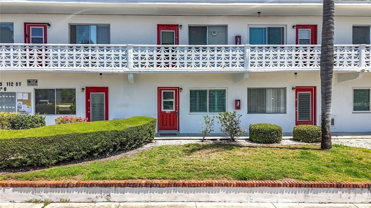 8425 112th St #104 - Photo 4 of 31