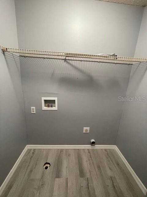 2411 Idlewild St - Photo 5 of 11