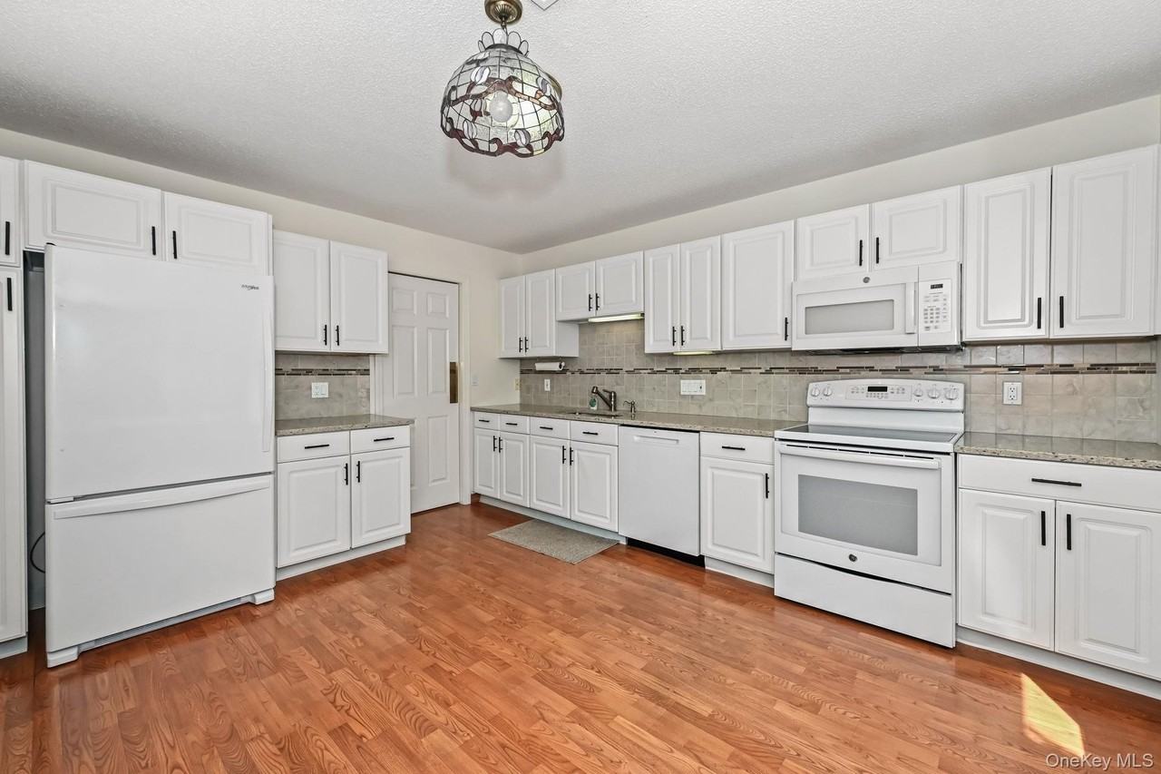 750 Heritage Hls #B - Photo 2 of 10