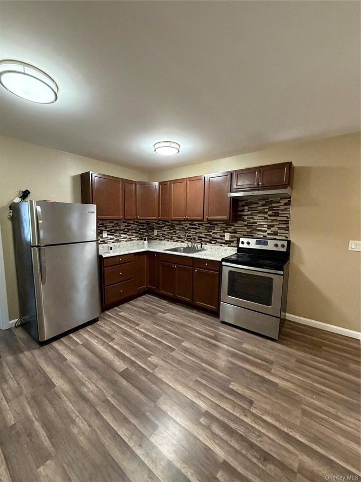 79 Brook St - Photo 2 of 11