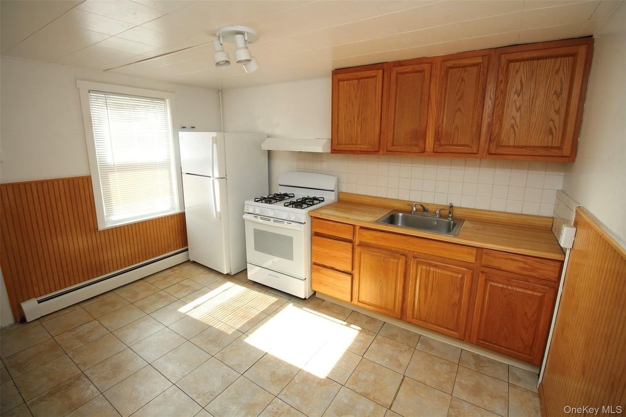 4 Schoolhouse Ln - Photo 5 of 12