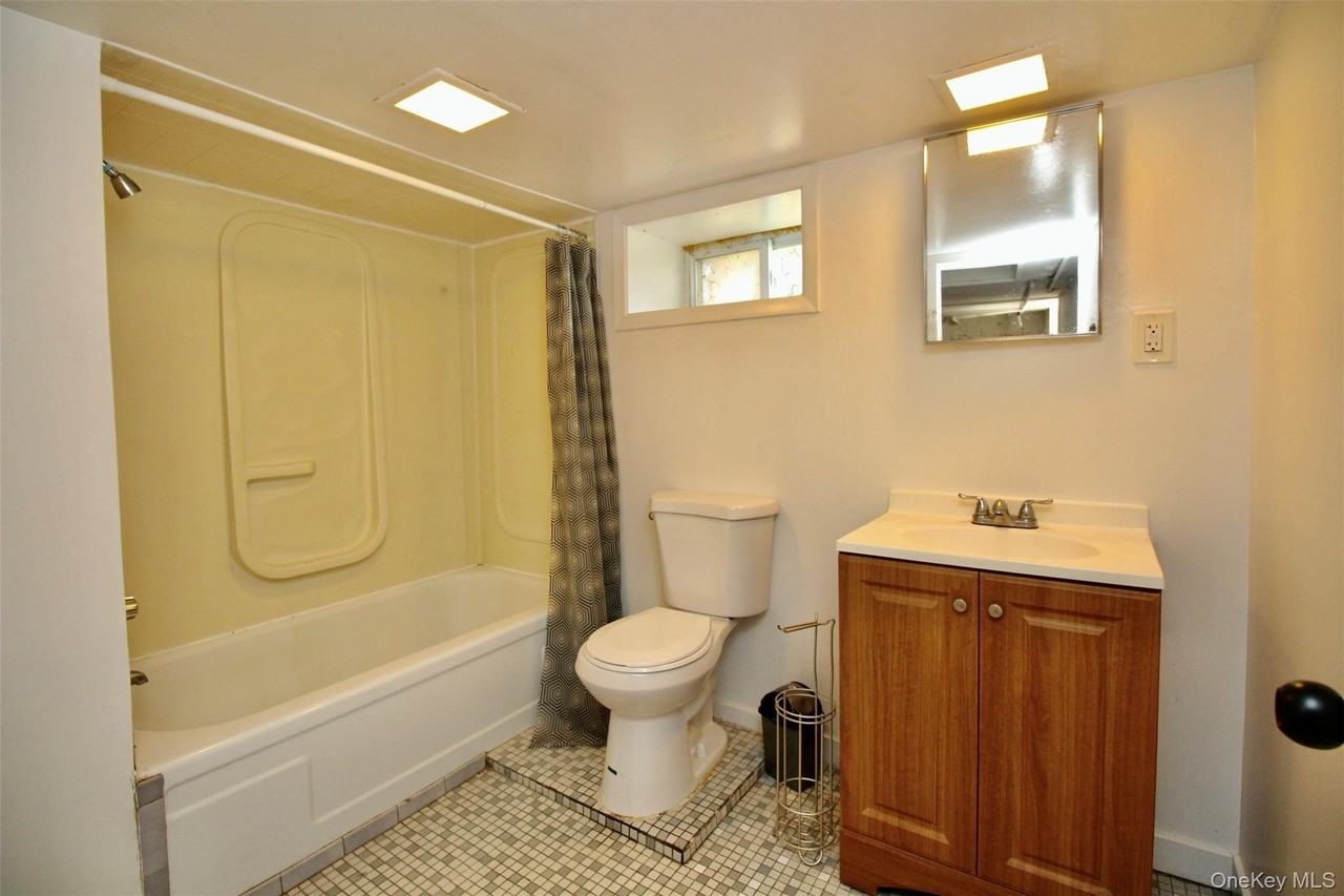 4 Schoolhouse Ln - Photo 7 of 12