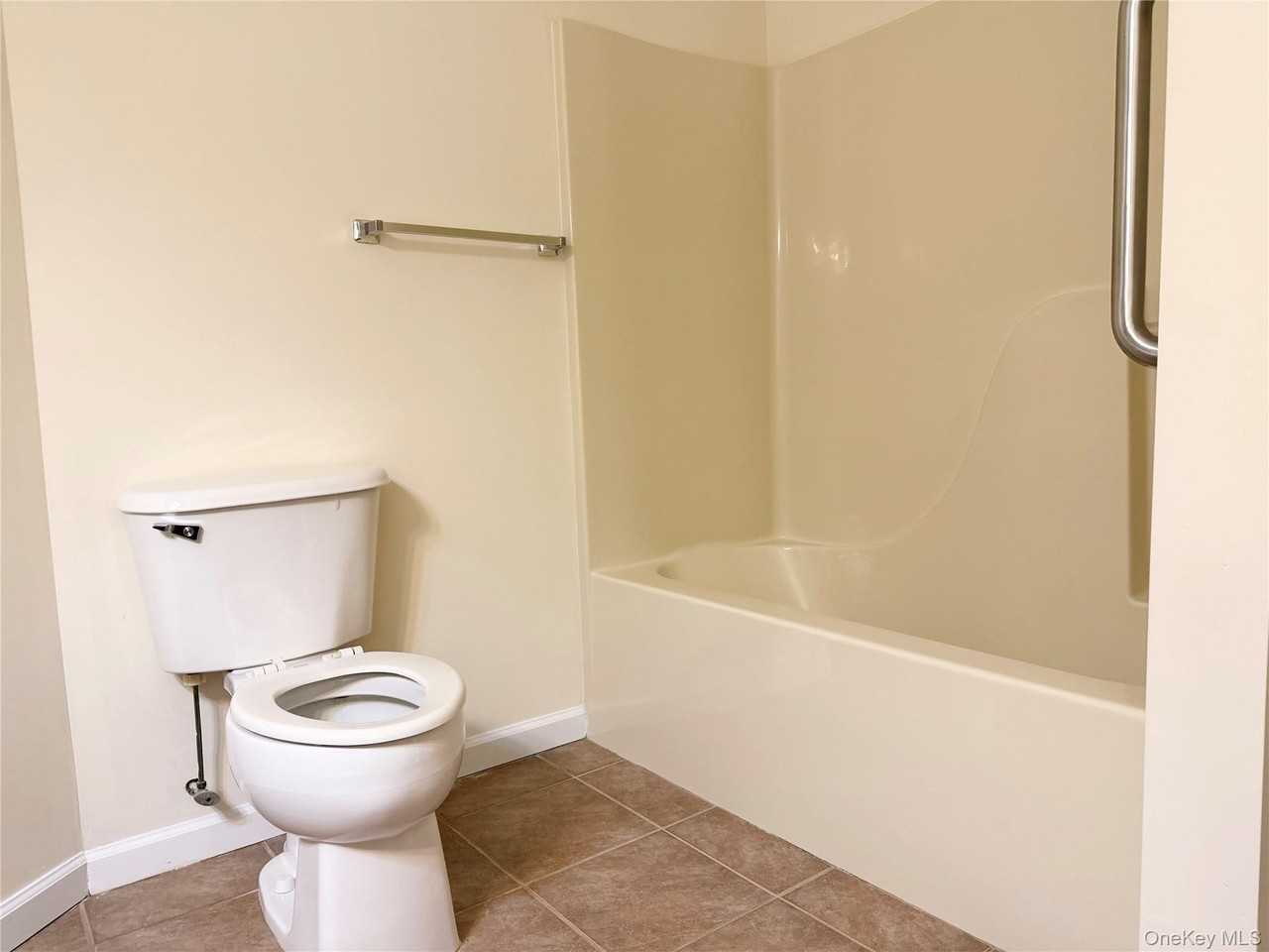 105 N Montgomery St - Photo 6 of 15