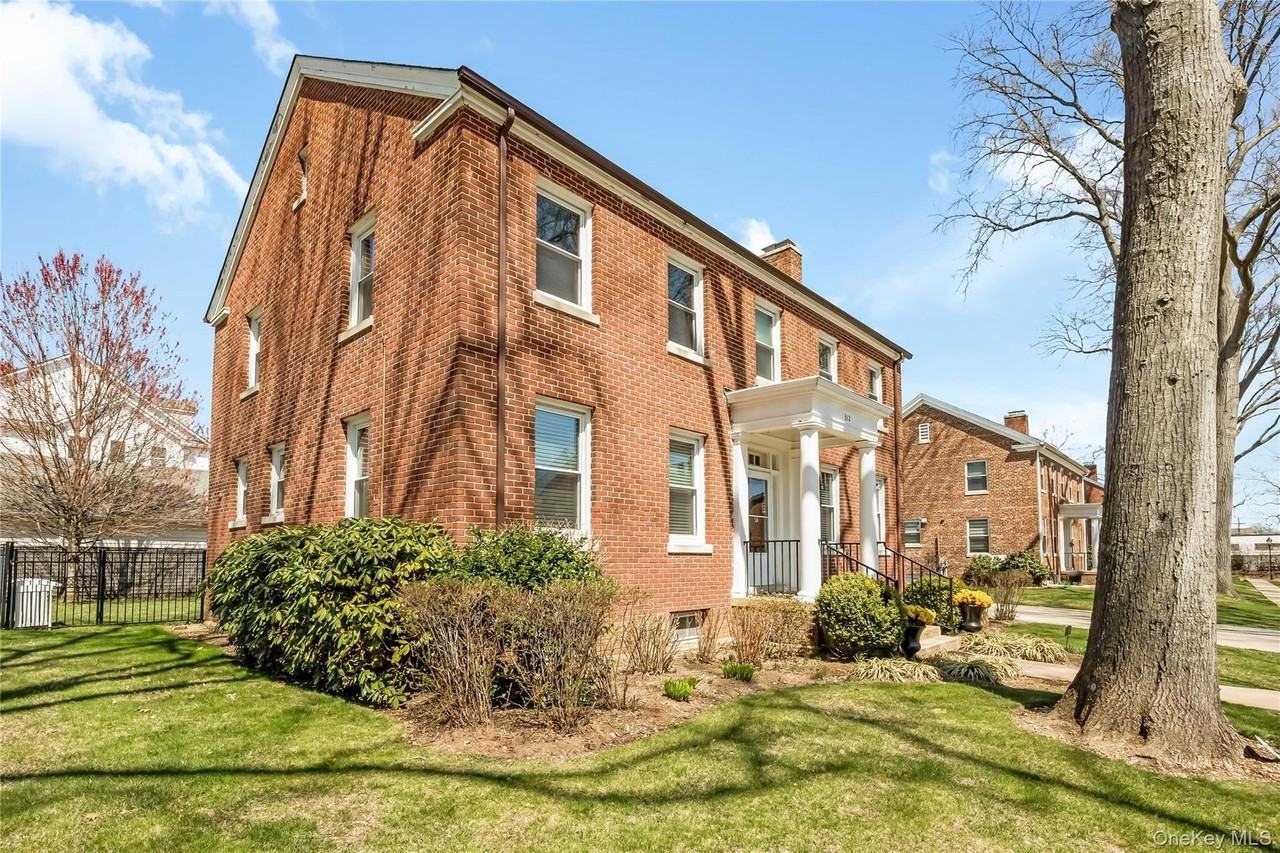 312 Ellington Ave E - Photo 3 of 32